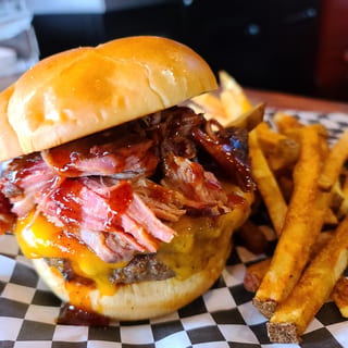 SMOKED PULLED PORK BURGER